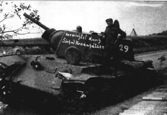 Тяжёлый танк КВ в бою _061.jpg
