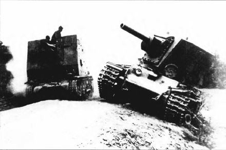 Тяжёлый танк КВ в бою _072.jpg