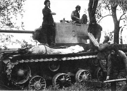 Тяжёлый танк КВ в бою _182.jpg