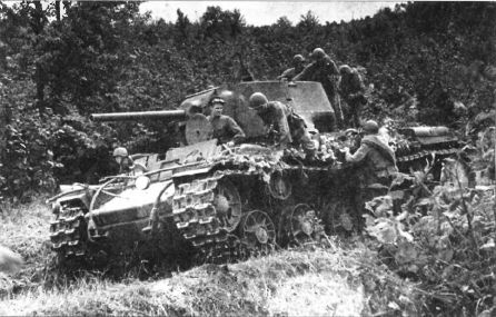 Тяжёлый танк КВ в бою _202.jpg