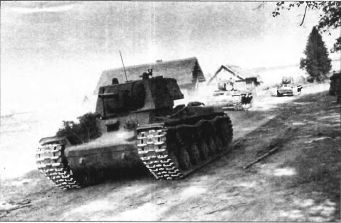 Тяжелый танк КВ в бою i_002.jpg