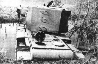 Тяжелый танк КВ в бою i_005.jpg