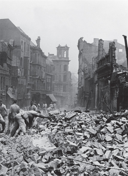 Inferno: The Devastation of Hamburg, 1943 _25.jpg