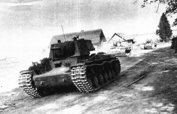 Тяжёлый танк КВ в бою i_003.jpg