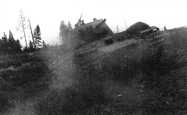 Тяжёлый танк КВ в бою i_004.jpg