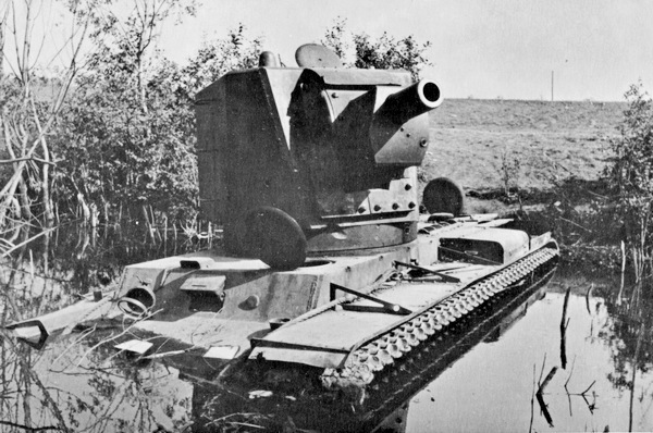Тяжёлый танк КВ в бою i_005.jpg