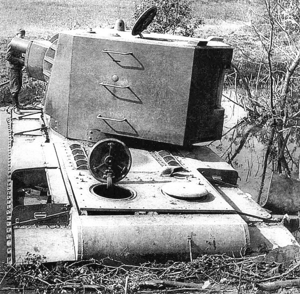 Тяжёлый танк КВ в бою i_006.jpg