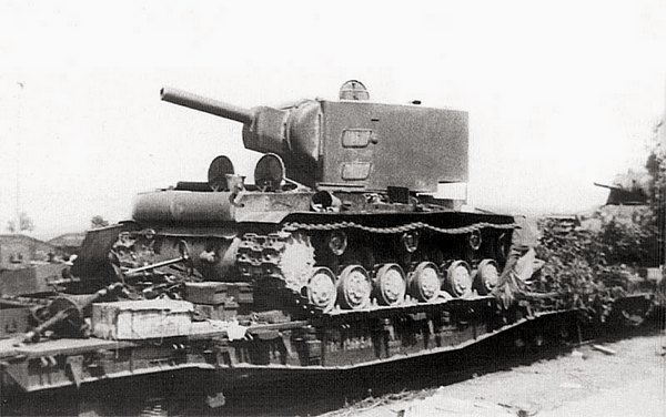Тяжёлый танк КВ в бою i_007.jpg