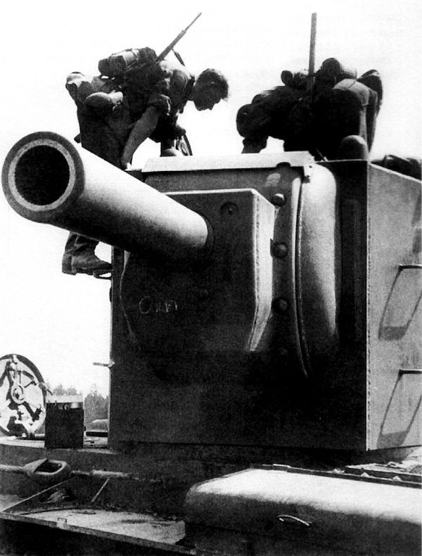 Тяжёлый танк КВ в бою i_008.jpg