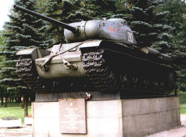 Тяжёлый танк КВ в бою i_063.jpg