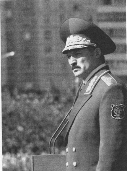 Лукашенко. Политическая биография generalissimus.jpg