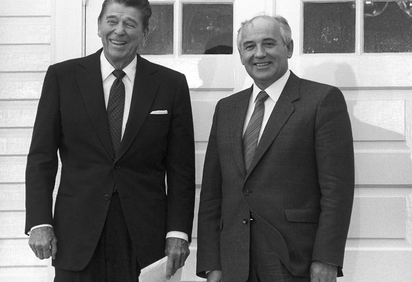 1986 рейган. Горбачёв Рейган Рейкьявик 1986. Переговоры Горбачева и Рейгана в Рейкьявике. Горбачёв и Рейган в Рейкьявике. Встреча Горбачева и Рейгана в Рейкьявике 1986.